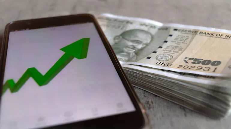 Indian Rupee Gains 26 Paise to Close at 94.96 vs Dollar